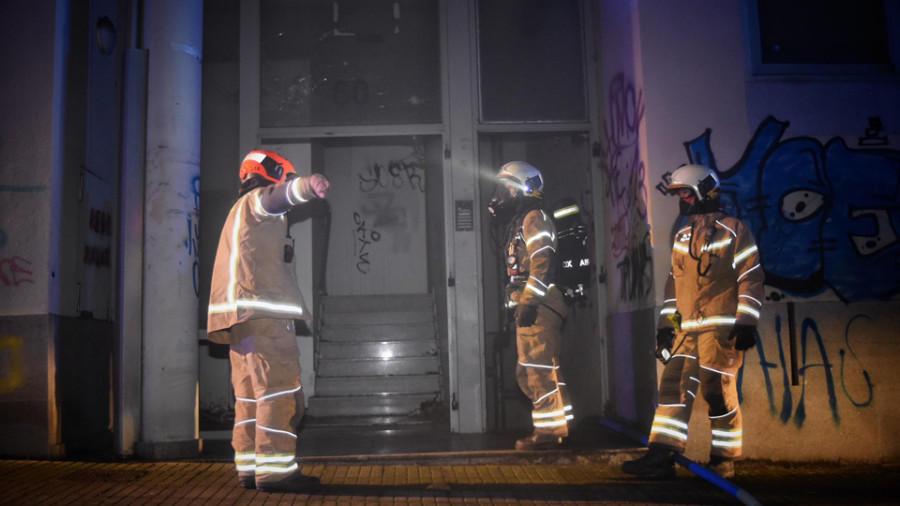 Los Bomberos extinguen un incendio enuna de las viviendas abandonadas de Palavea