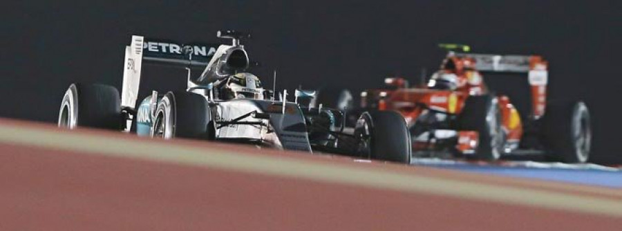 Hamilton brilla en la noche y Alonso roza los puntos