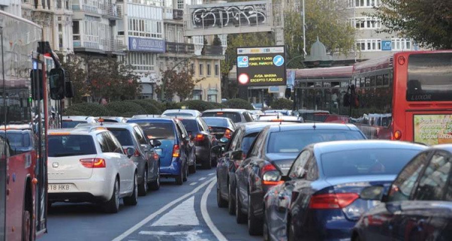 Casi un centenar de taxis colapsa la ciudad en protesta por las licencias 
de Uber y Cabify