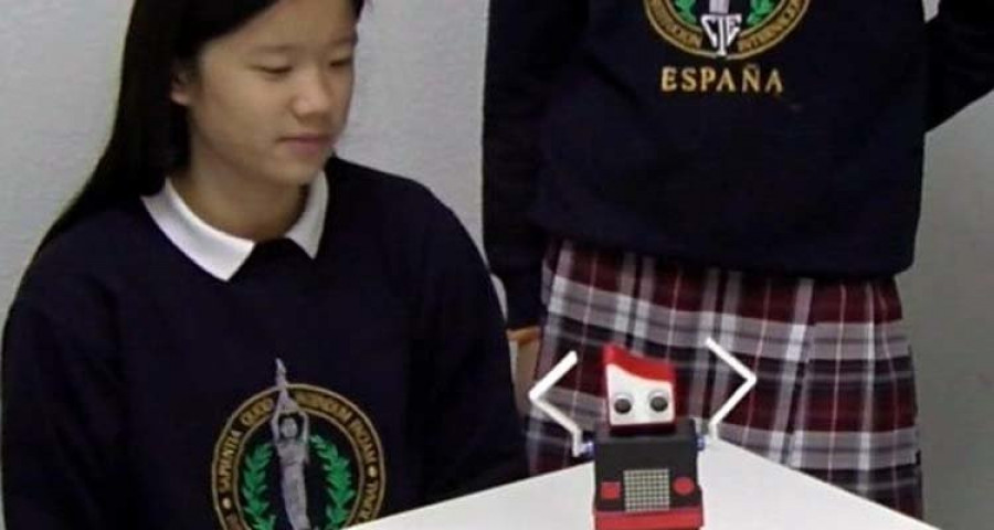 Reportaje | “Eiro”, un robot 
de faja roja y con dotes 
para bailar la muiñeira