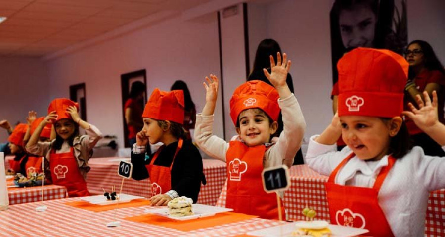 Los pequeños chefs disfrutan de la cocina en Montespiño