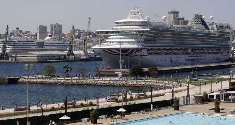 A Coruña recibe a 6.000 cruceristas en la primera escala múltiple del año