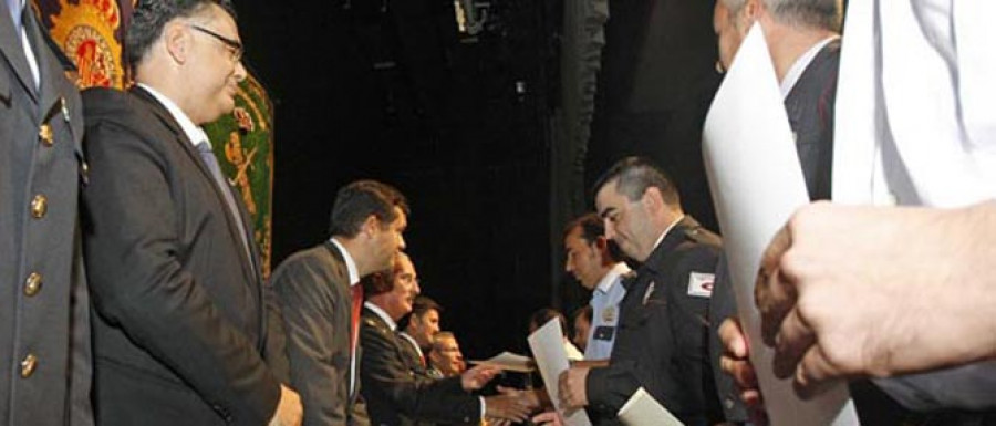 Interior conmemora la colaboración de los vigilantes de seguridad privada con la entrega de insignias
