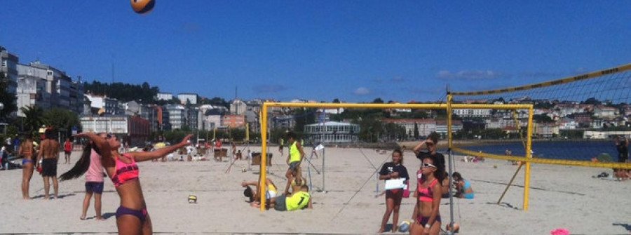 El arenal de As Delicias de Sada acoge una jornada deportiva de voley playa