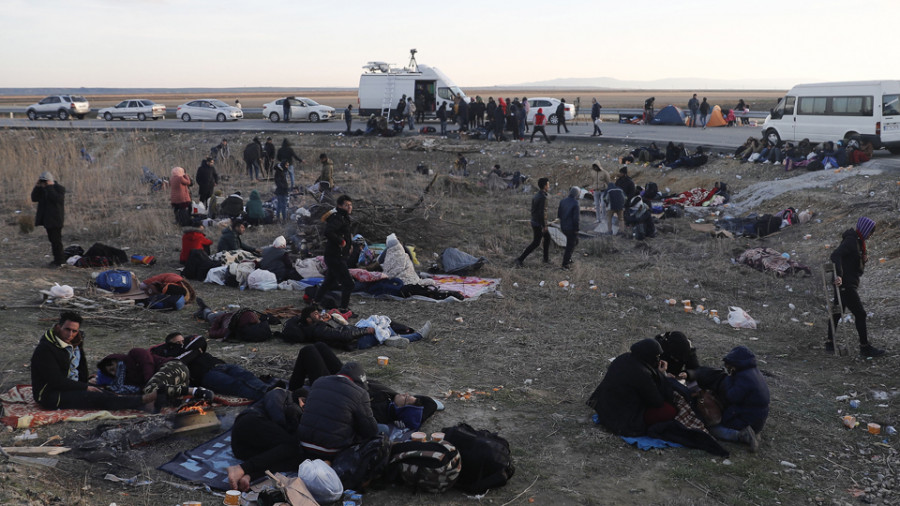 Grecia vuelve a cargar contra los refugiados en la frontera turca