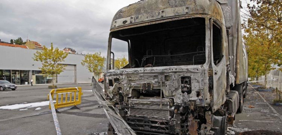 Un incendio calcina de madrugada un  camión estacionado en el puerto de Sada