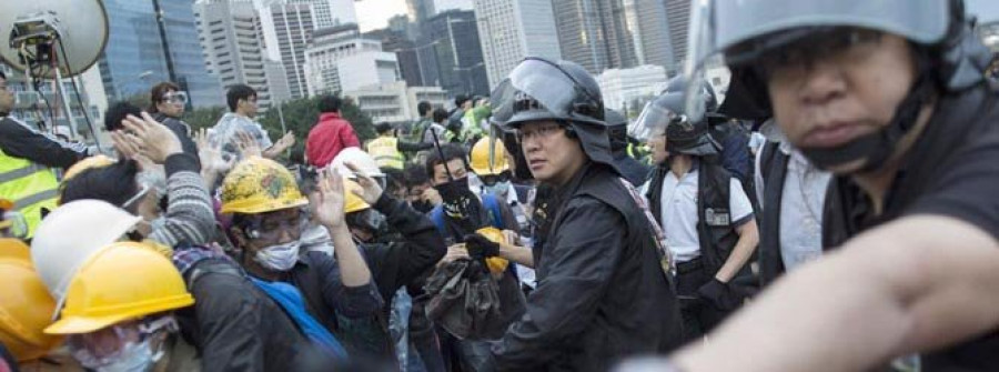 Decenas de detenidos en Hong Kong tras intensificarse las manifestaciones prodemocracia