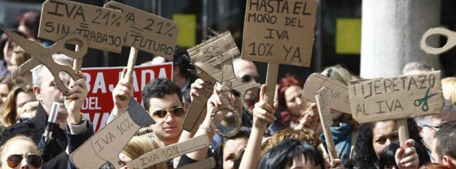 Más de mil peluqueros protestan en la plaza de Pontevedra contra  el aumento del 21% en el IVA