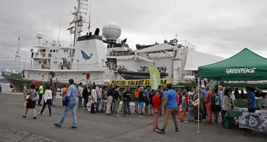 Los coruñeses hacen cola para visitar el barco de Greenpeace