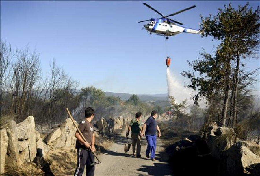 Tres brigadistas heridos leves al caerles la carga de agua de un helicóptero