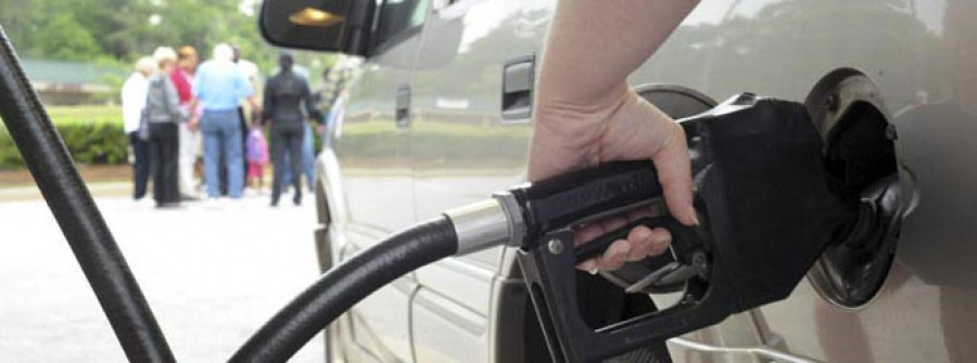 El precio de los carburantes se elevó un 8% en 2012 pese a una caída “inaudita” del consumo