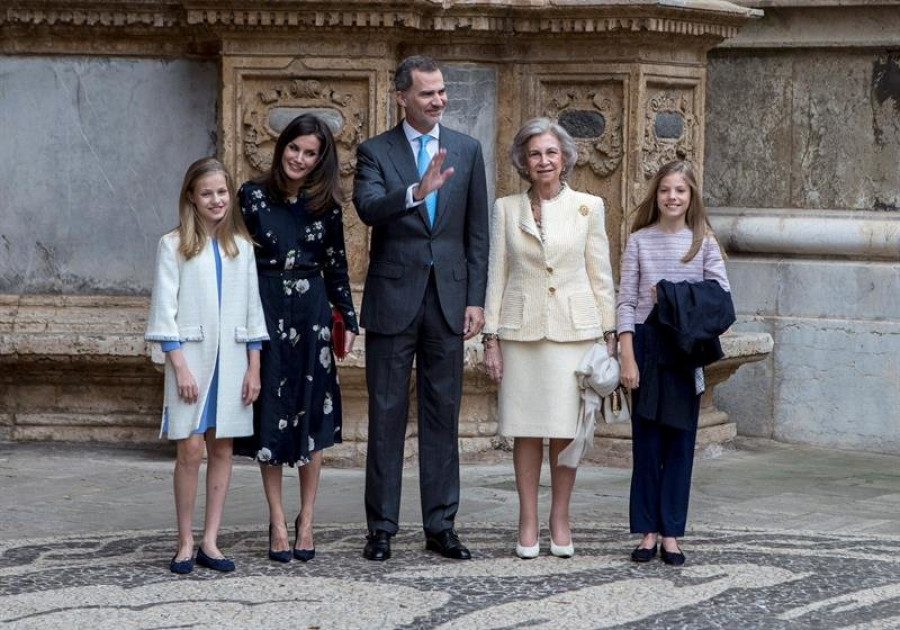 Los reyes, sus hijas y Doña Sofía asisten a la misa de Pascua de Palma