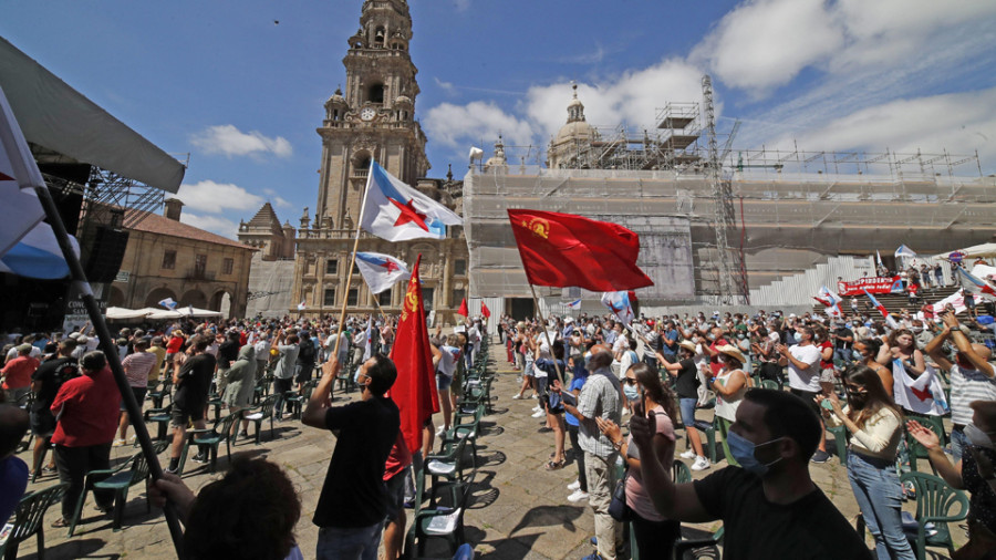 Miles de personas celebran el centenario  del Día da Patria por toda Galicia