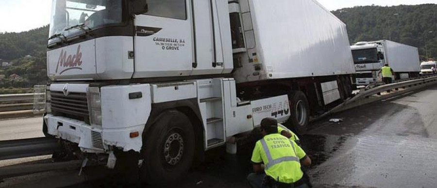 Un camión dificulta el tráfico  en el puente de Rande al quedar atravesado en la mediana