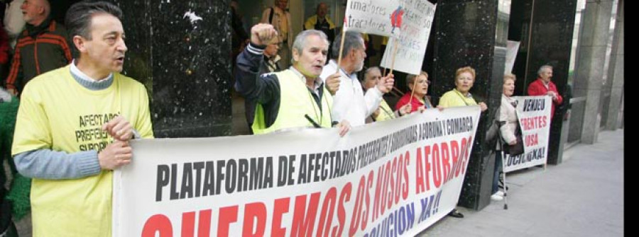 Los afectados por las preferentes se adueñan del salón de plenos de la Diputación de Ourense