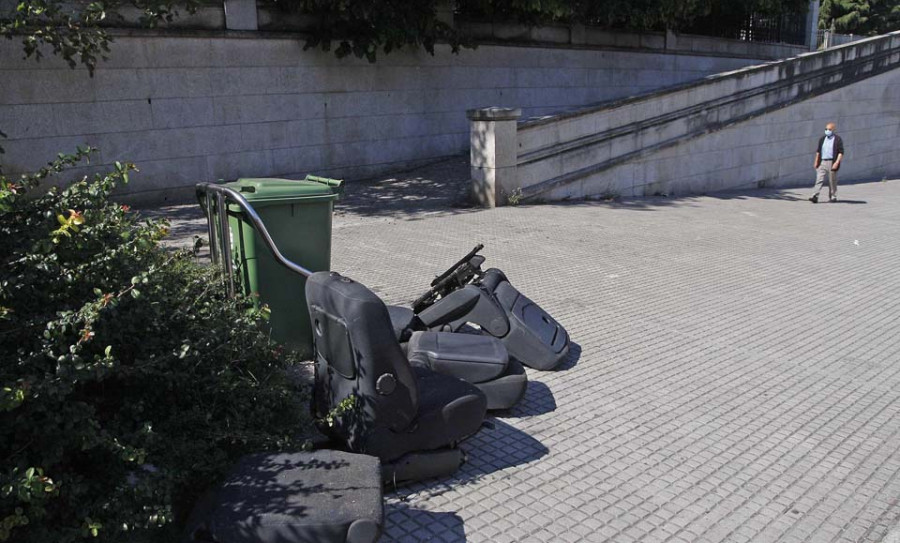 El depósito de muebles y electrodomésticos en la calle no desciende  a pesar de los avisos del Gobierno local