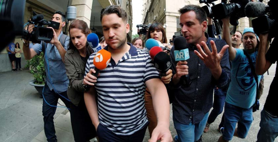 Rebajan en un año la condena a dos miembros de la Manada por la ley de 'solo sí es sí'