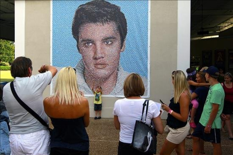 Guitarras, trajes y una pistola de Elvis Presley a subasta en Memphis, EE.UU.