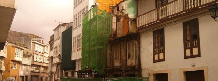 Betanzos inicia el derribo de una casa de A Ribeira ante el riesgo de desplome