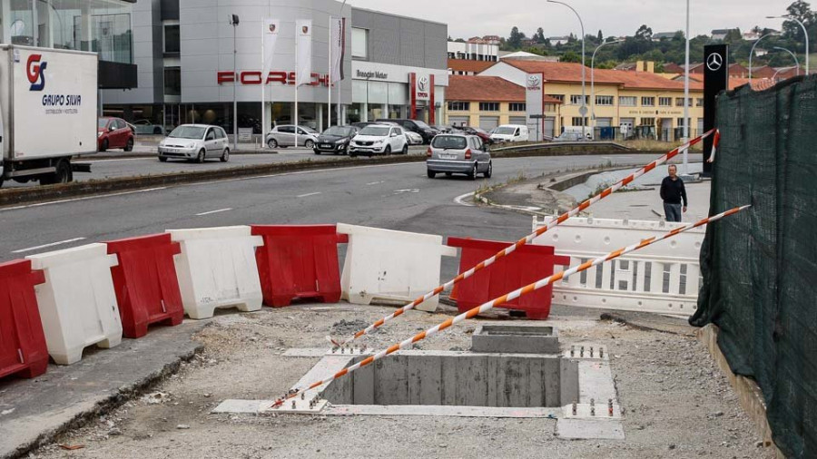 Oleiros denuncia el retraso de la instalación de las pasarelas peatonales en la N-VI en Perillo