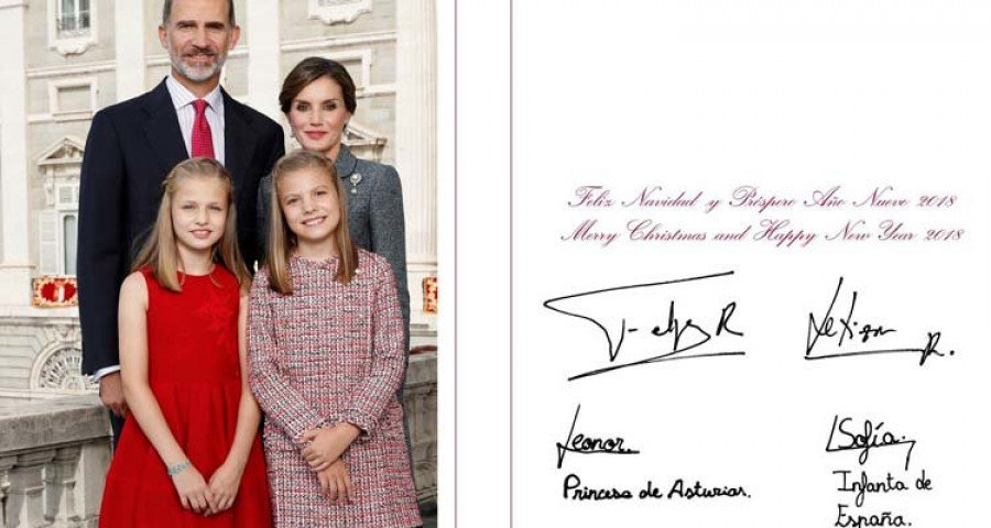 Los reyes y sus hijas felicitan la Navidad con una fotografía tomada durante la Fiesta Nacional