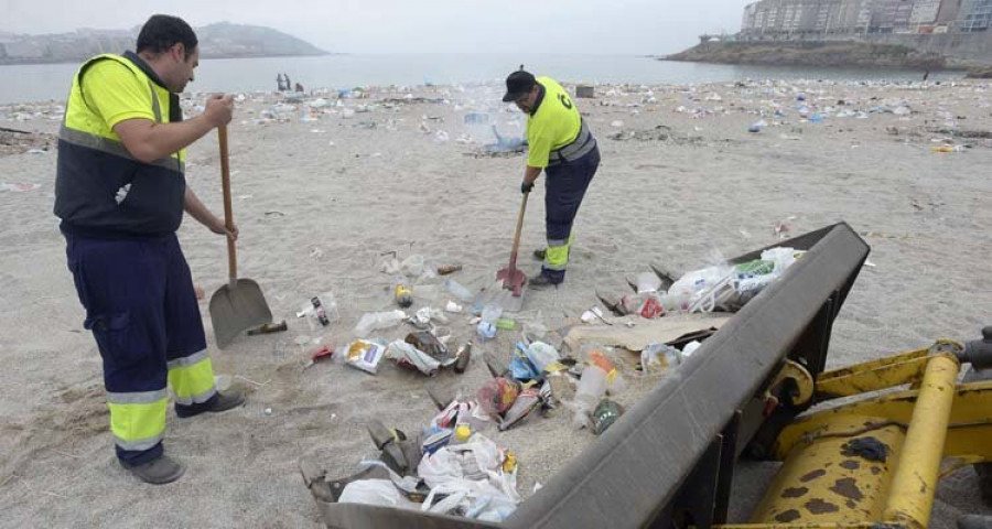 Medio Ambiente aumenta las medidas para evitar que la marea arrastre la basura en San Juan