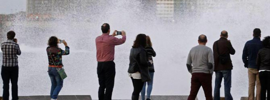 La alerta de temporal de nivel naranja anima a los coruñeses a visitar la costa de la ciudad