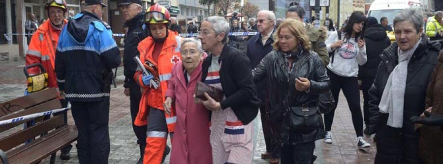 Un incendio eléctrico en un edificio de Os Castros deja tres intoxicados