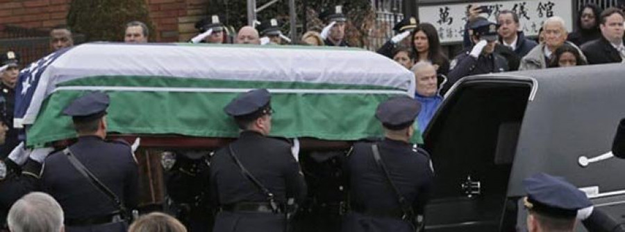 Decenas de policías vuelven a dar la espalda al alcalde de Nueva York en el funeral de un compañero