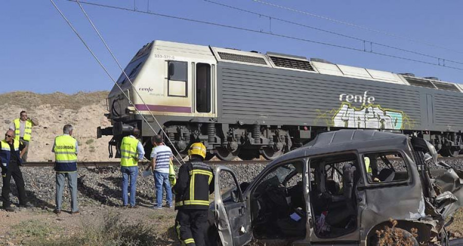 Mueren dos personas tras  arrollar un tren su vehículo
en un paso a nivel de Almagro