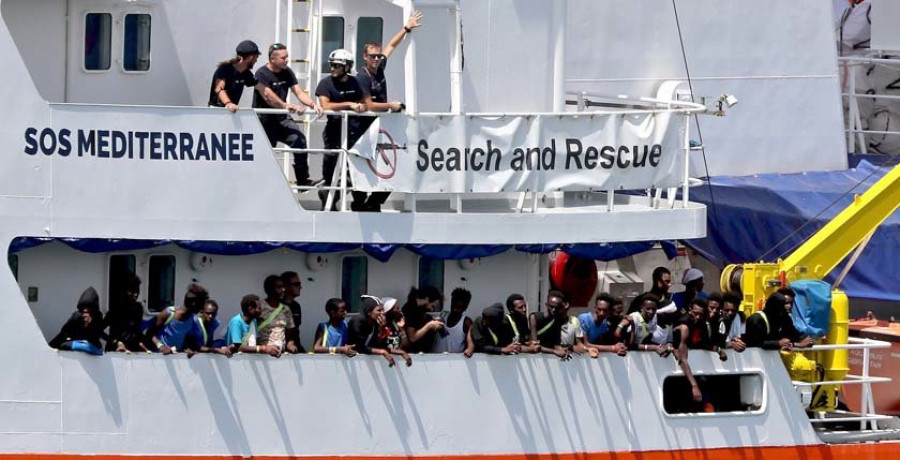 El “Aquarius” atraca en Malta con 141 inmigrantes tras cinco días de espera