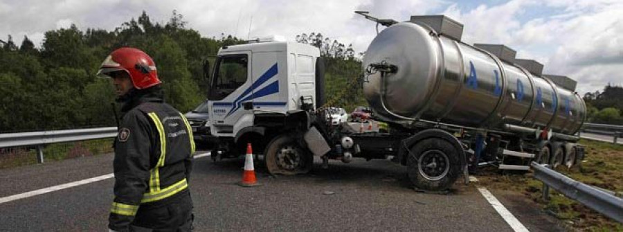 CARRAL-Un camión cisterna sufre un accidente y se queda cruzado en un carril de la AP-9