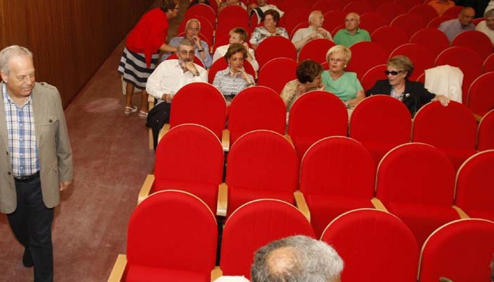 Betanzos levantará las butacas del cine Alfonsetti para eliminar las humedades del suelo