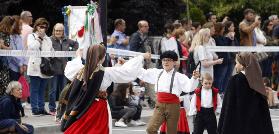 El XXXI Día da Muiñeira congrega en Arteixo  a decenas de menores y adultos para bailar