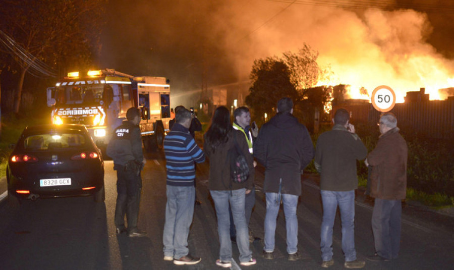 Continúan os traballos para extinguir o incendio na nave de Arteixo (A Coruña)