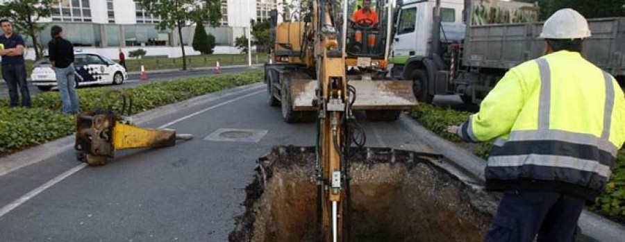 Cortado un carril de la calle de Caballeros por un socavón