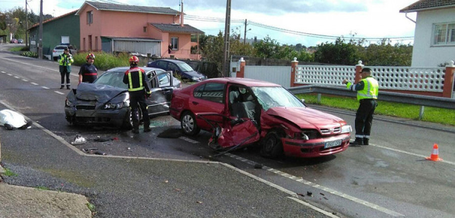 OLEIROS - Fallece una mujer en San Pedro de Nós después de invadir el carril contrario y colisionar