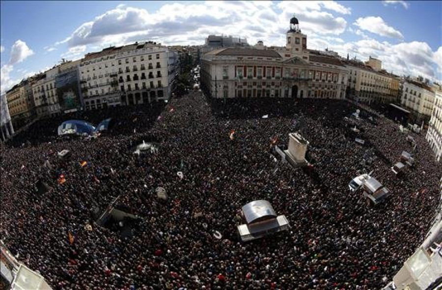 Miles de personas se manifiestan en Madrid convocadas por el partido Podemos