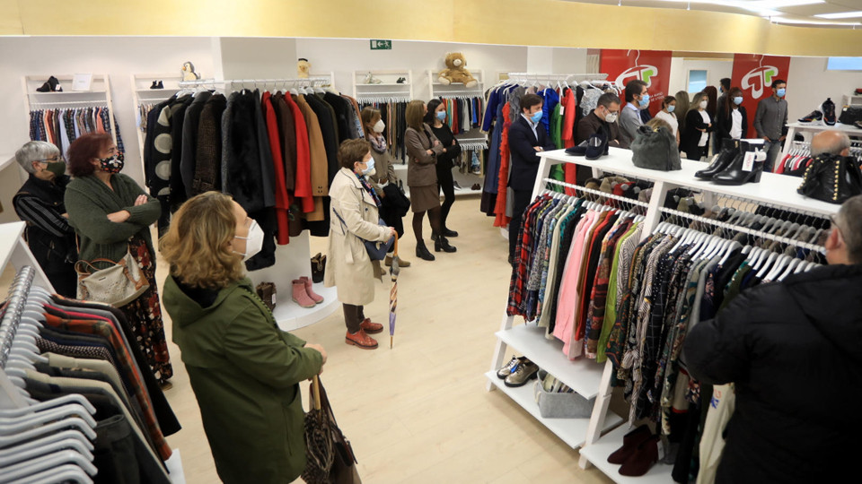Cáritas abre en Arteixo una tienda Arroupa, con prendas de segunda mano y de Inditex