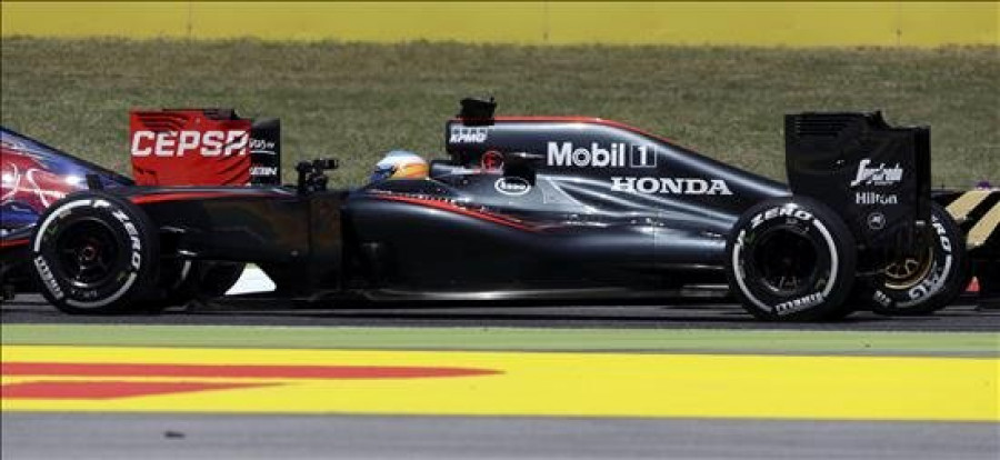 Alonso abandona por problemas con los frenos en la vuelta 28