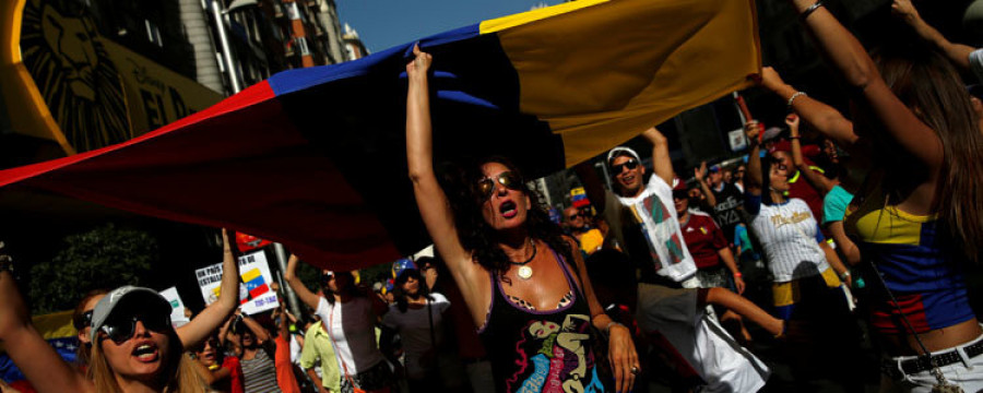 La Policía venezolana detiene a más de cuarenta participantes en un “cacerolazo” contra Maduro