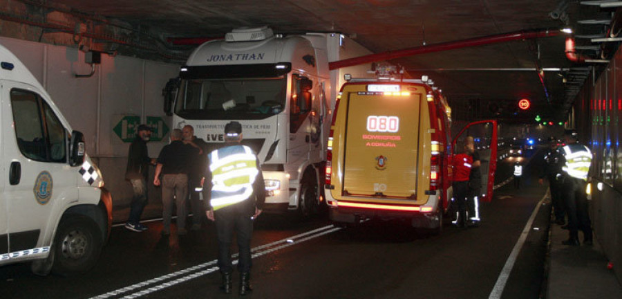 Otro accidente con un camión que no respetó el gálibo bloquea el túnel de La Marina