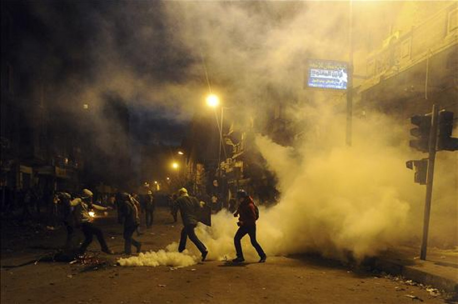 Manifestantes y policía se enfrentan junto al Ministerio egipcio del Interior