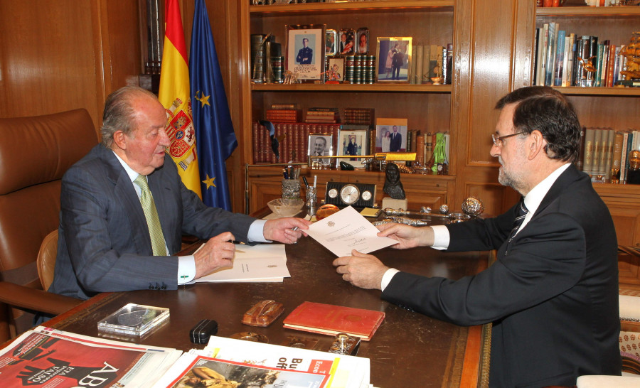 La web de la Casa Real muestra la foto del Rey firmando su abdicación