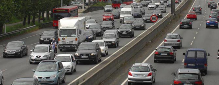 La coincidencia de buen tiempo y fin de semana colapsa las salidas de la ciudad