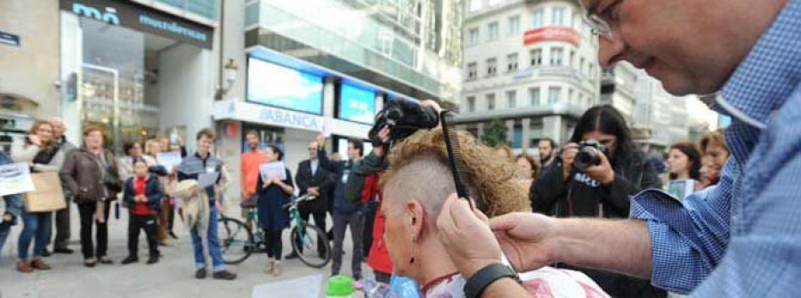 Los peluqueros exigen en el Obelisco la bajada del IVA para evitar más cierres