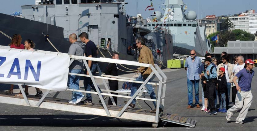 Los buques de la OTAN se llenan de visitas durante su escala en la ciudad