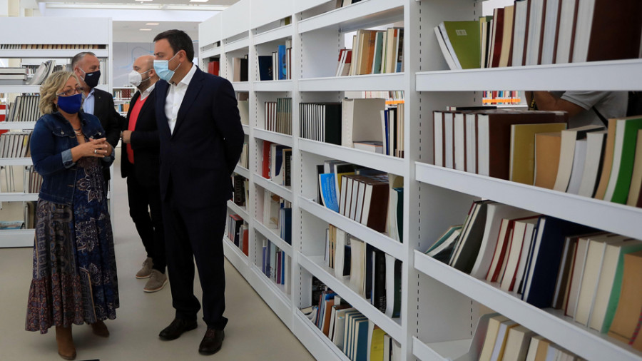 Una veintena de exconcejales de Cambre piden que la biblioteca lleve el nombre de Ángeles Roca