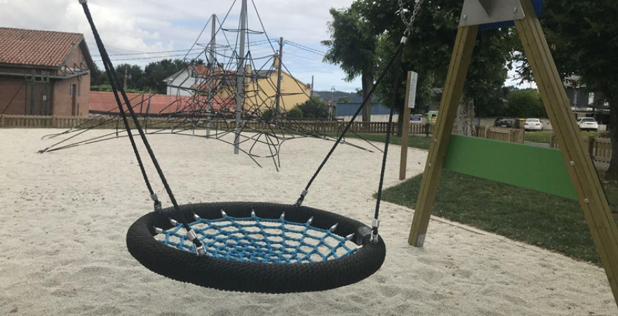 Abegondo mejora el parque infantil del campo de la feria de San Marcos con nuevos juegos