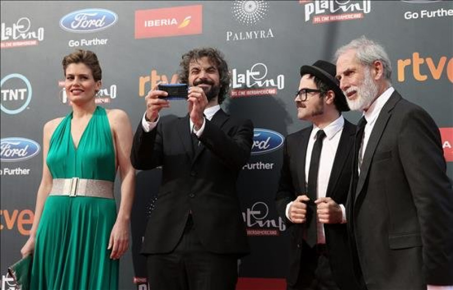 Nominados latinoamericanos, primeros en pisar la alfombra roja de los Platino